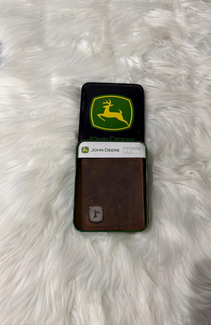 Cartera John Deere café clásica vista de frente