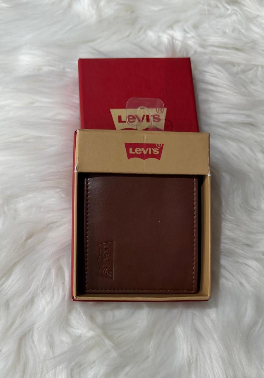 Cartera Levi's café con logo vertical