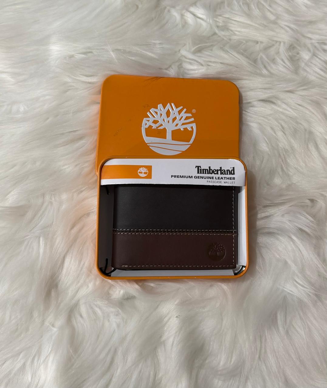 Cartera Timberland bicolor negro y café vista de frente