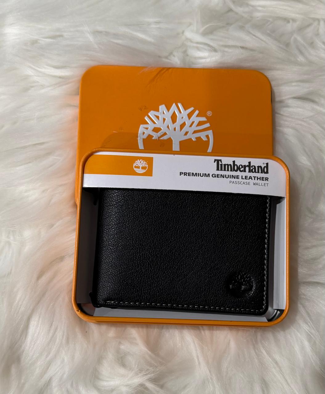 Cartera Timberland negra clásica vista de frente