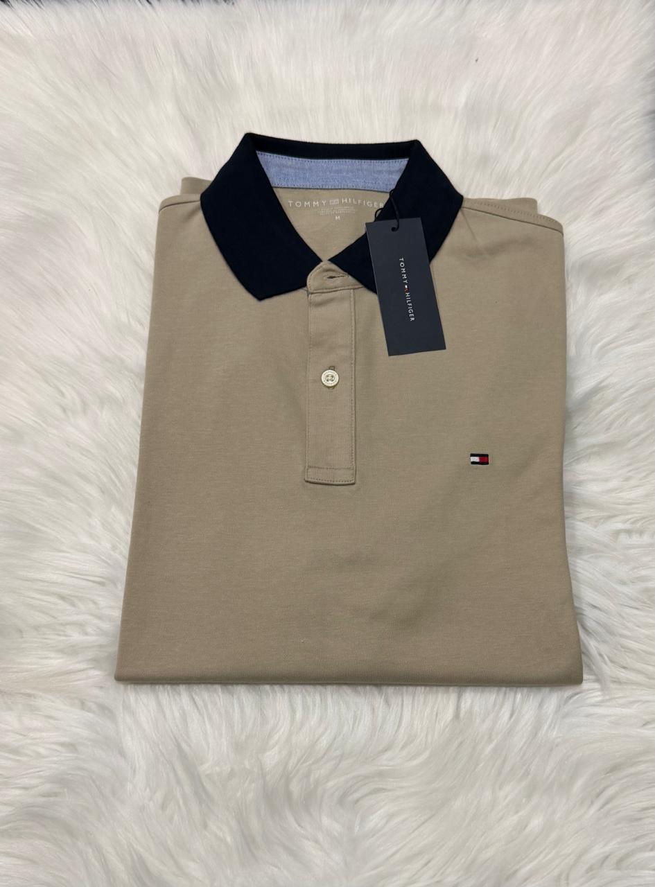 Polo Tommy Hilfiger beige con cuello azul marino